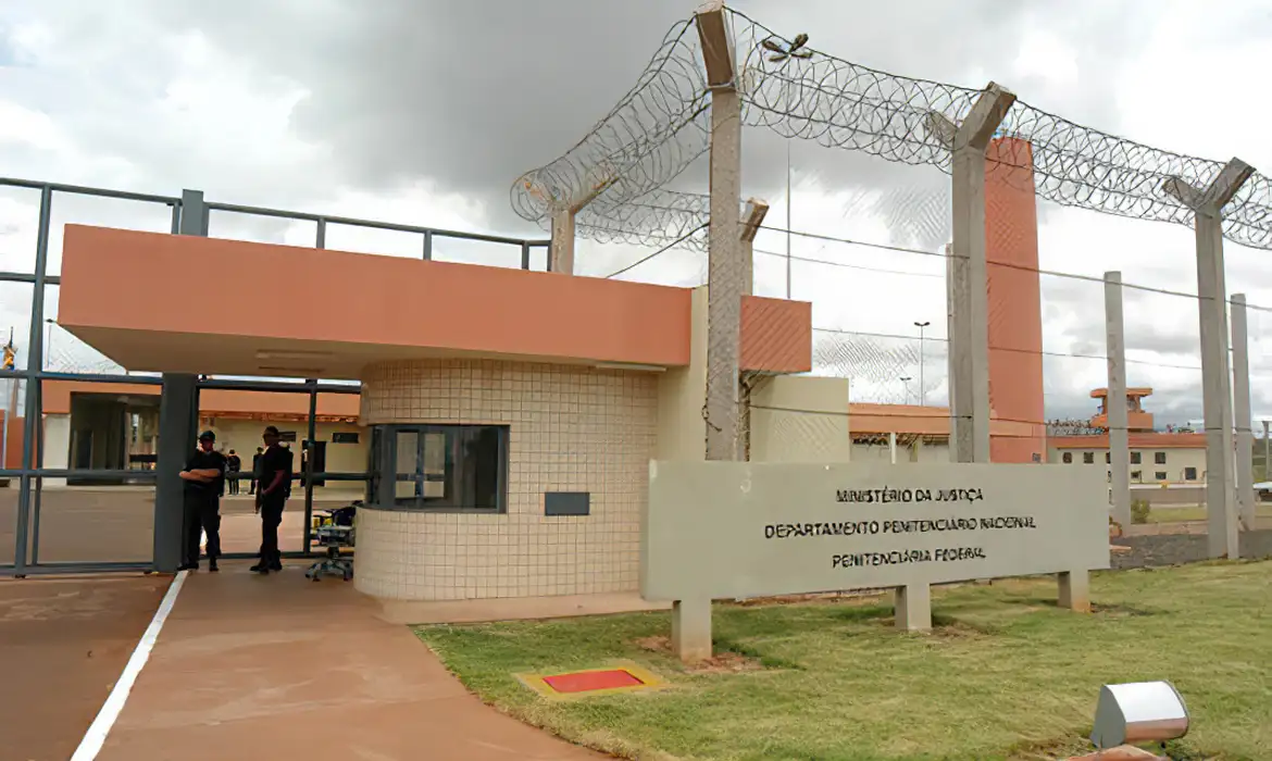 A contratação foi feita por meio de licitação pública, dividida em cinco lotes regionais, com a participação de seis empresas