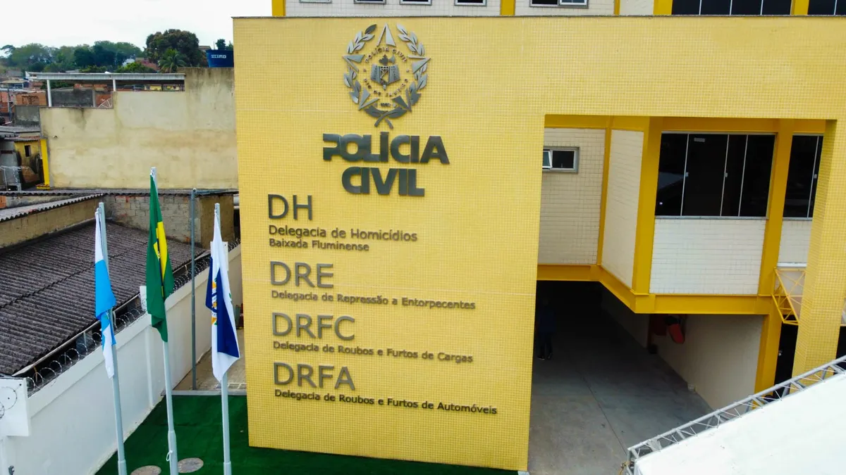 A prisão foi realizada por agentes da Delegacia de Homicídios da Baixada Fluminense (DHBF), com agentes do 15º BPM
