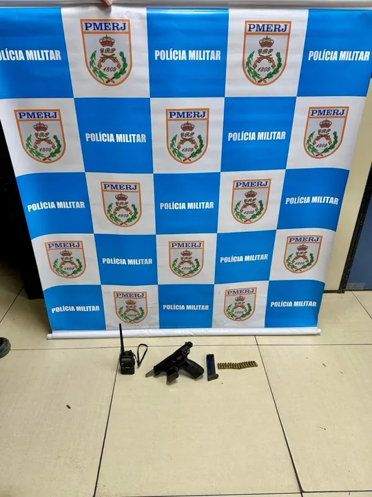 Arma e rádio transmissor foram apreendidos