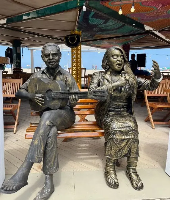 Monumento foi inaugurado nesta segunda-feira (15) na orla de Copacabana