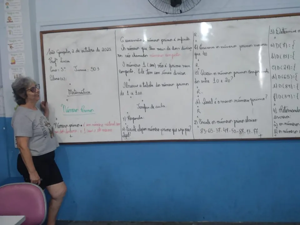 Com 41 anos de sala de aula, professora Lucia Cristina é símbolo de dedicação e amor pela educação pública