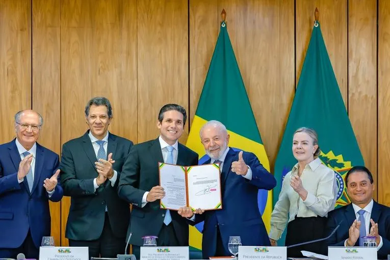 Lula apresenta projeto de isenção do imposto de renda para quem ganha até R$ 5 mil por mês