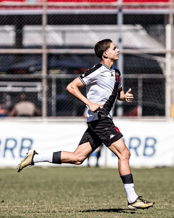 Atualmente, a jovem promessa do futebol atua como centroavante e ponta na categoria Sub-16