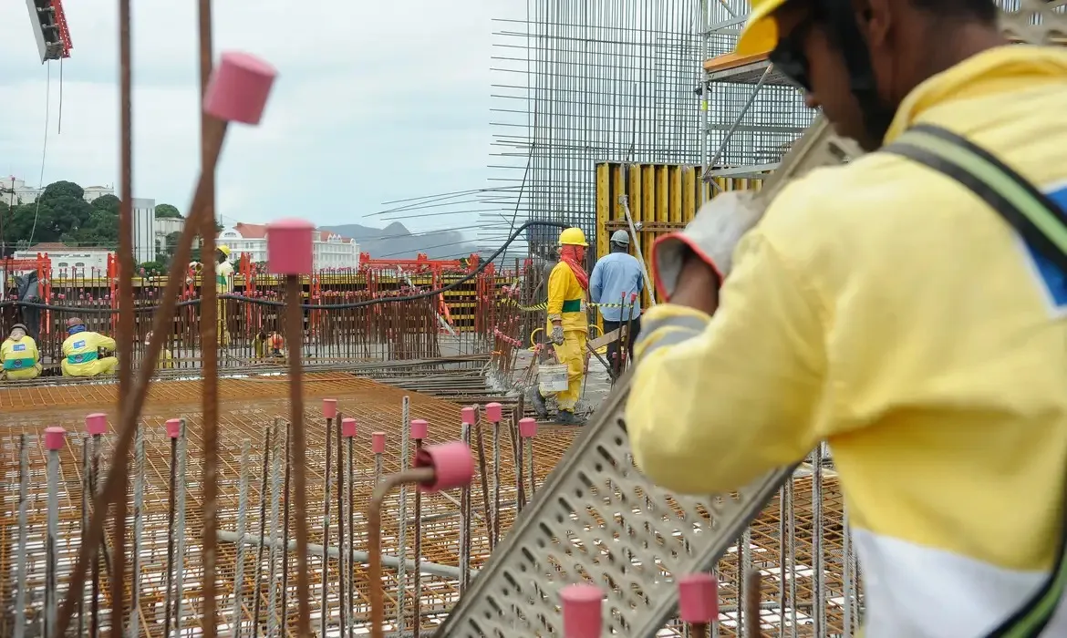 Pelo texto da Constituição e da Consolidação das Leis do Trabalho, a jornada de trabalho não pode ser superior a oito horas diárias e 44 horas semanais