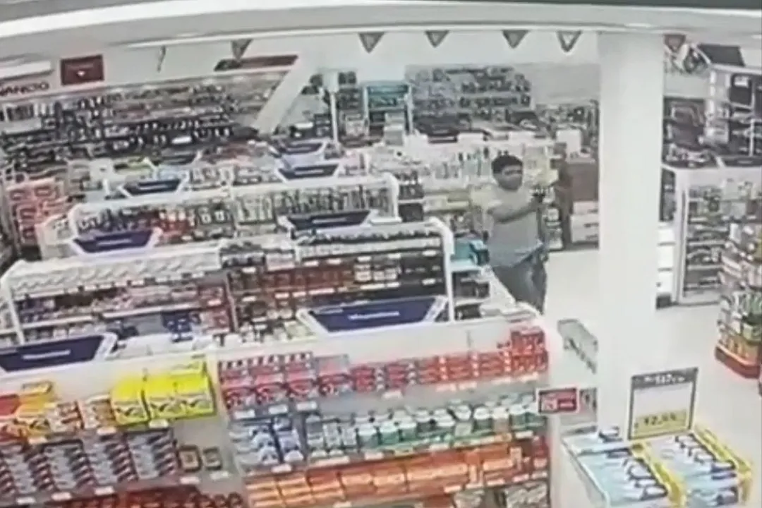 Imagens revelam criminoso roubando farmácia