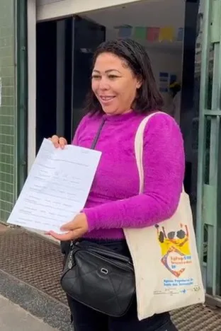 Jaqueline Sousa, com o papel que considera histórico em sua trajetória: o documento do CRAS do Riacho Fundo, em Brasília, confirmando que ela pediu para sair do Bolsa Família por ter ampliado a renda: 'Não é perda. É conquista'
