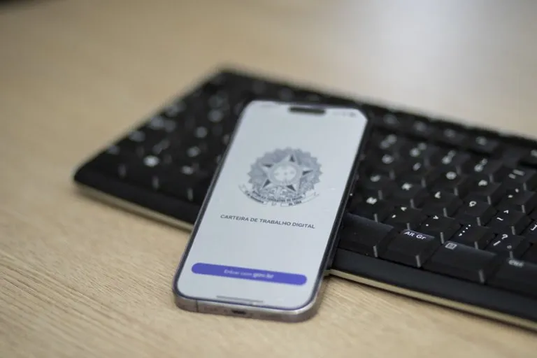 A partir de 5 de outubro, os trabalhadores poderão consultar o valor e a instituição bancária responsável pelo pagamento por meio da Carteira de Trabalho Digital