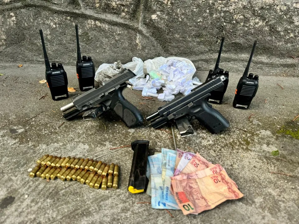 Com eles a polícia apreendeu duas pistolas, além de munições, carregadores e drogas