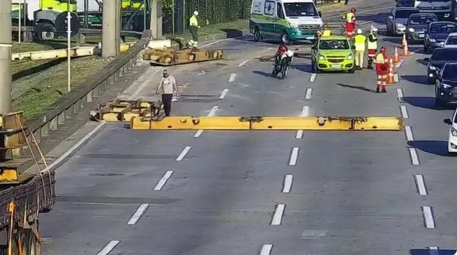 Vigas de ferro caíram na Ponte Rio-Niterói nesta quinta (11)