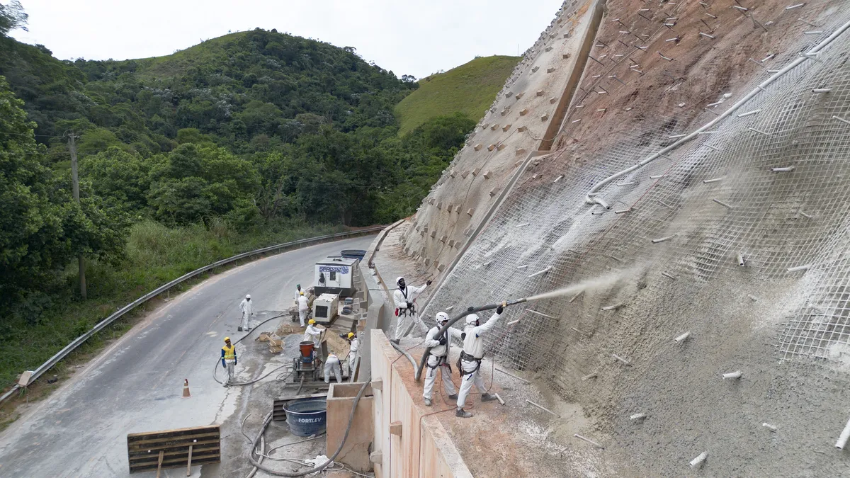 A estrutura foi construída para substituir o trecho que desabou durante as chuvas