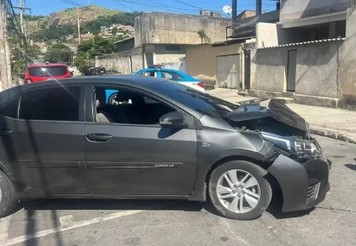 Carro onde estava o policial morto na comunidade