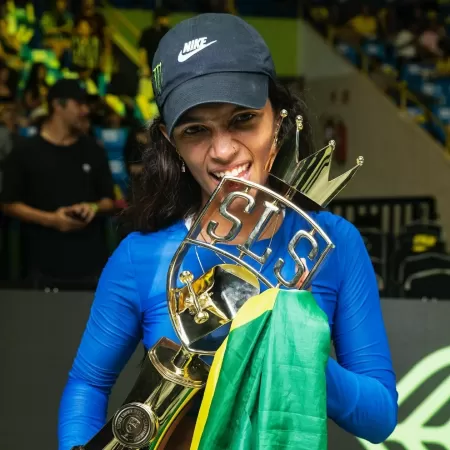 Rayssa Leal posa com troféu após conquistar o tri do SLS Super Crown