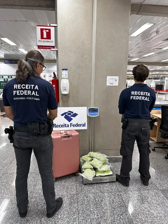 A mulher responderá elo crime de tráfico internacional de drogas