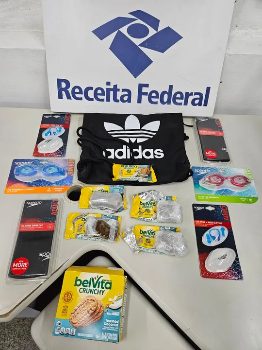 A remessa continha 307g da droga oculta em embalagens de biscoito, misturada a acessórios para natação