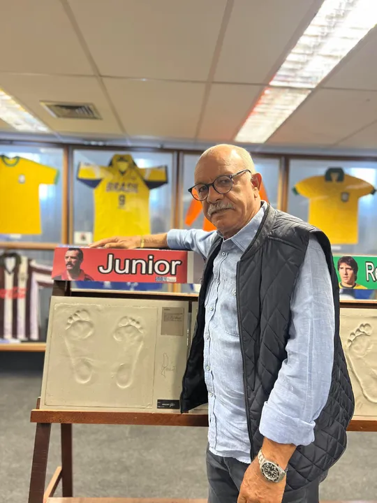 Recordista de partidas pelo Flamengo com 876 jogos, o ex-jogador Junior visitou o Museu da Suderj na manhã dessa quarta