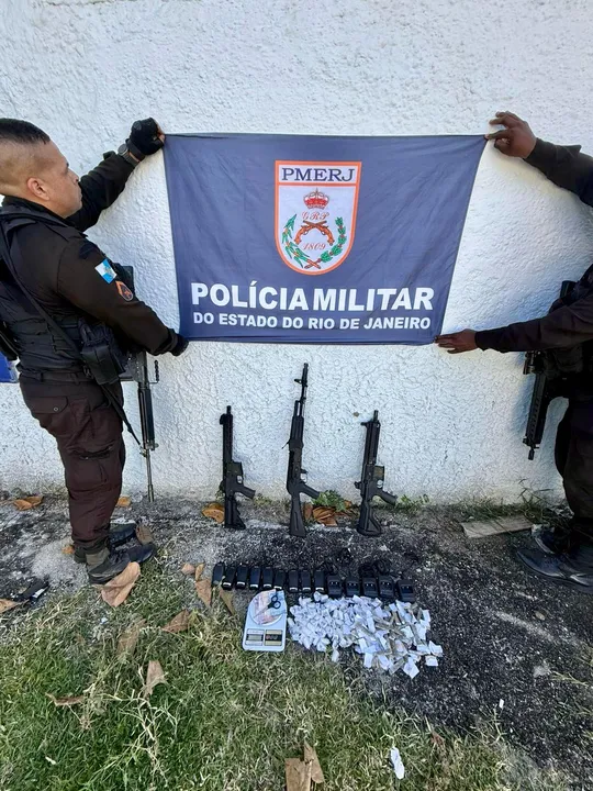 Além das réplicas de fuzil, os agentes encontraram 96 pedras de crack, 58 invólucros de maconha, 40 pinos de cocaína, nove radiotransmissores, cinco bases carregadoras, uma balança de precisão e R$ 22 em espécie
