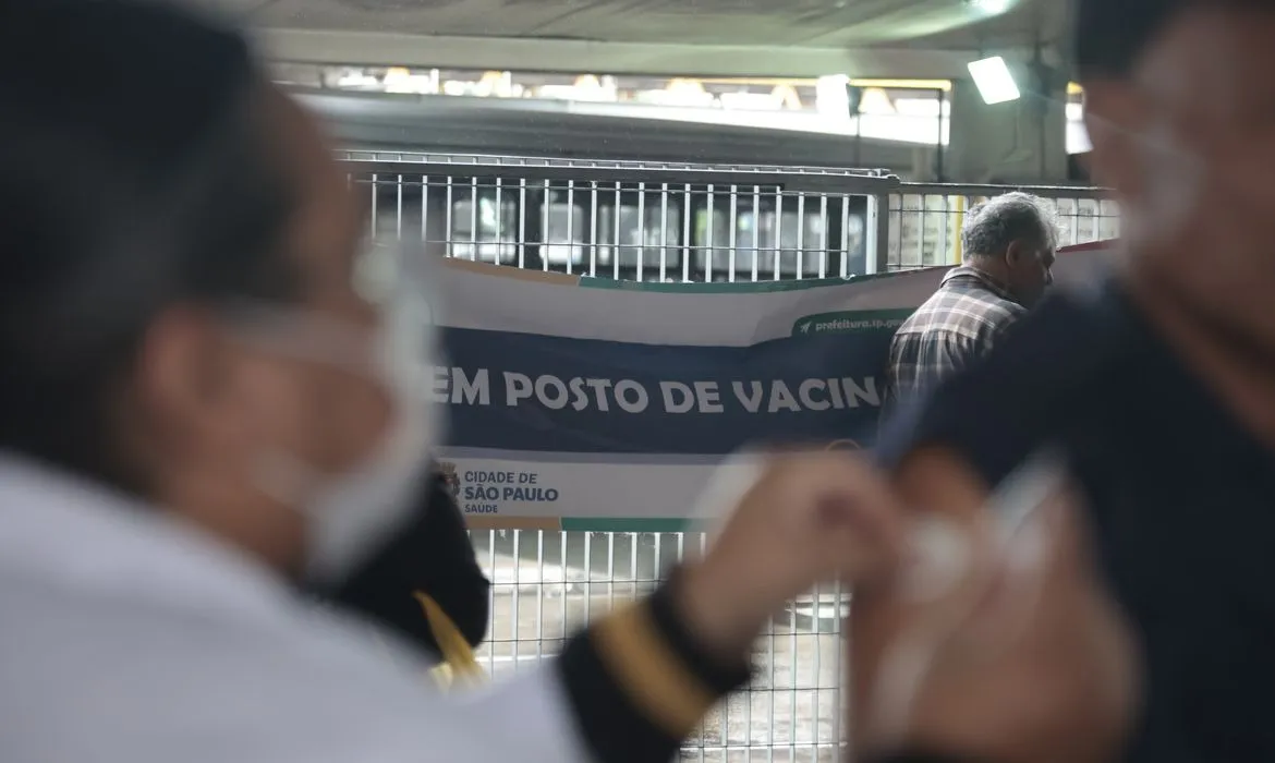 Além da vacinação contra a covid, a Secretaria também orienta sobre a importância da imunização contra a influenza para prevenção da doença