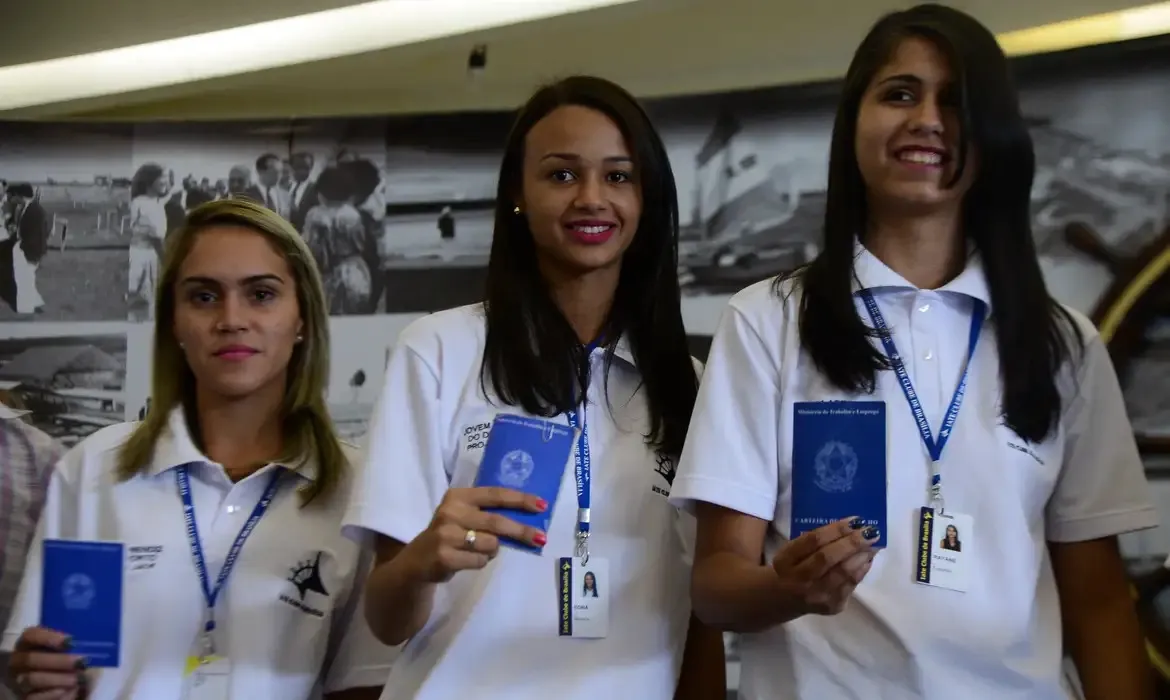 Por meio do Sistema Nacional de Emprego (Sine), são oferecidas 913 posições com carteira assinada, distribuídas pelas regiões Metropolitana, Serrana, Costa Verde e Médio Paraíba