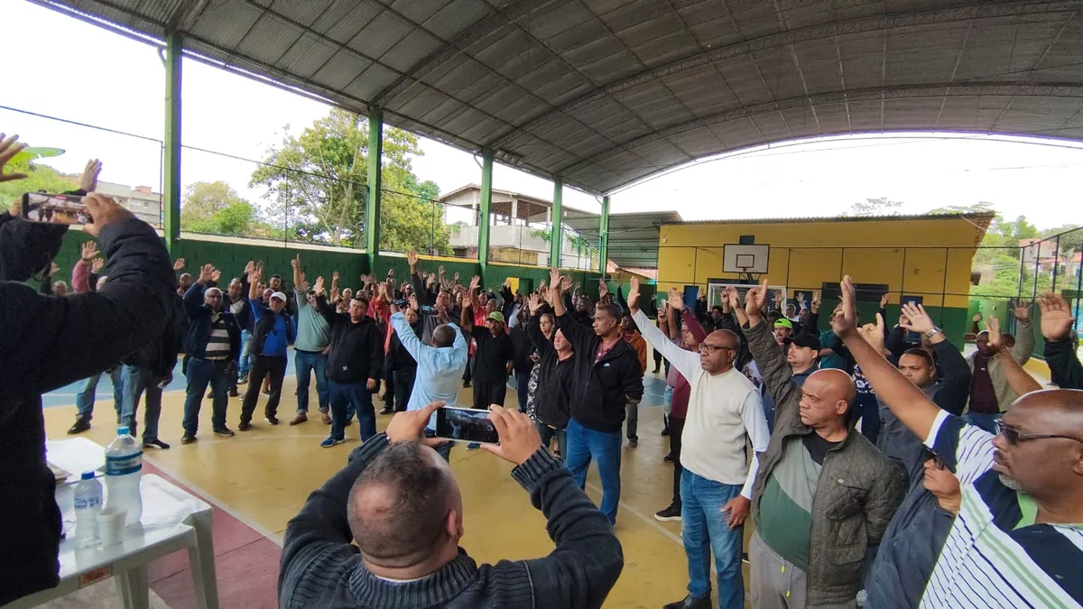 A proposta dos trabalhadores inclui 15% de reajuste salarial, cesta básica de R$ 600,00 e o fim da circulação de dinheiro nos ônibus