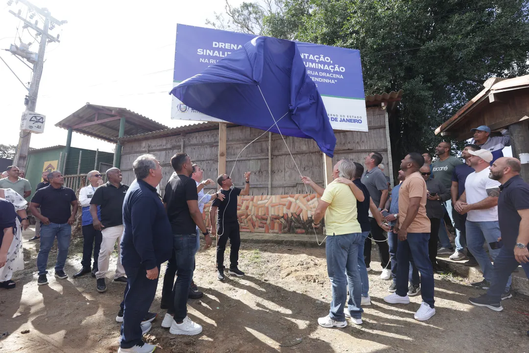 Governador em exercício Rodrigo Bacellar da início às obras da Estrada da Fazendinha
