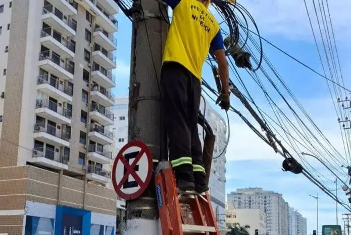 Rodrigo Neves quer acabar com a 'farra' dos fios que estão pendurados nos postes sem serem usados