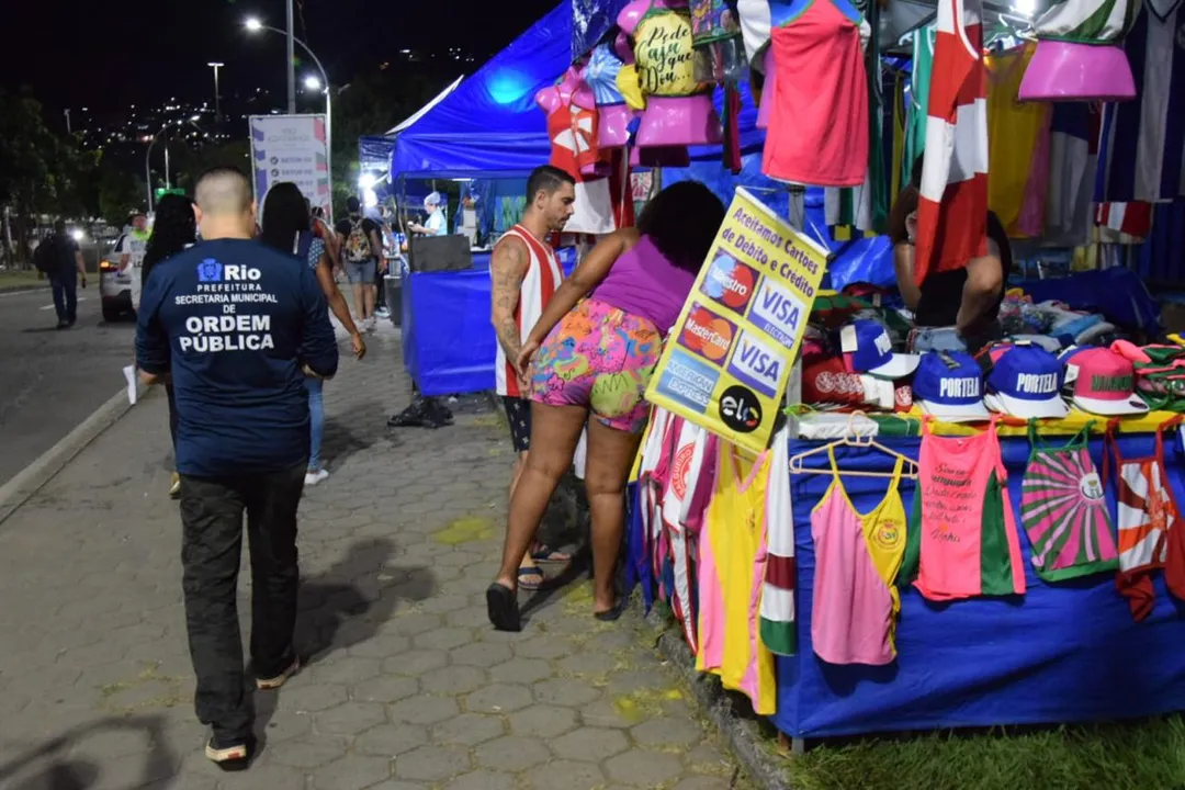 Os ambulantes deverão atuar em barracas padronizadas, food trucks ou food bikes devidamente licenciados