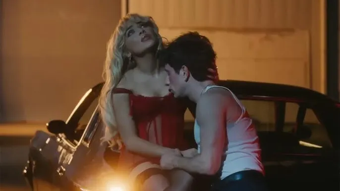 Sabrina Carpenter e Barry Keoghan no clipe de 'Please Please Please'.