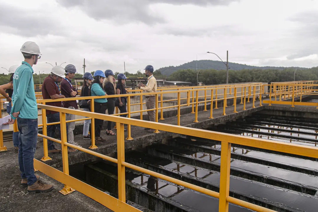 Visitantes  puderam percorrer, através de um "tour guiado", todo o espaço da estação, onde ocorrem os processos de tratamento do esgoto