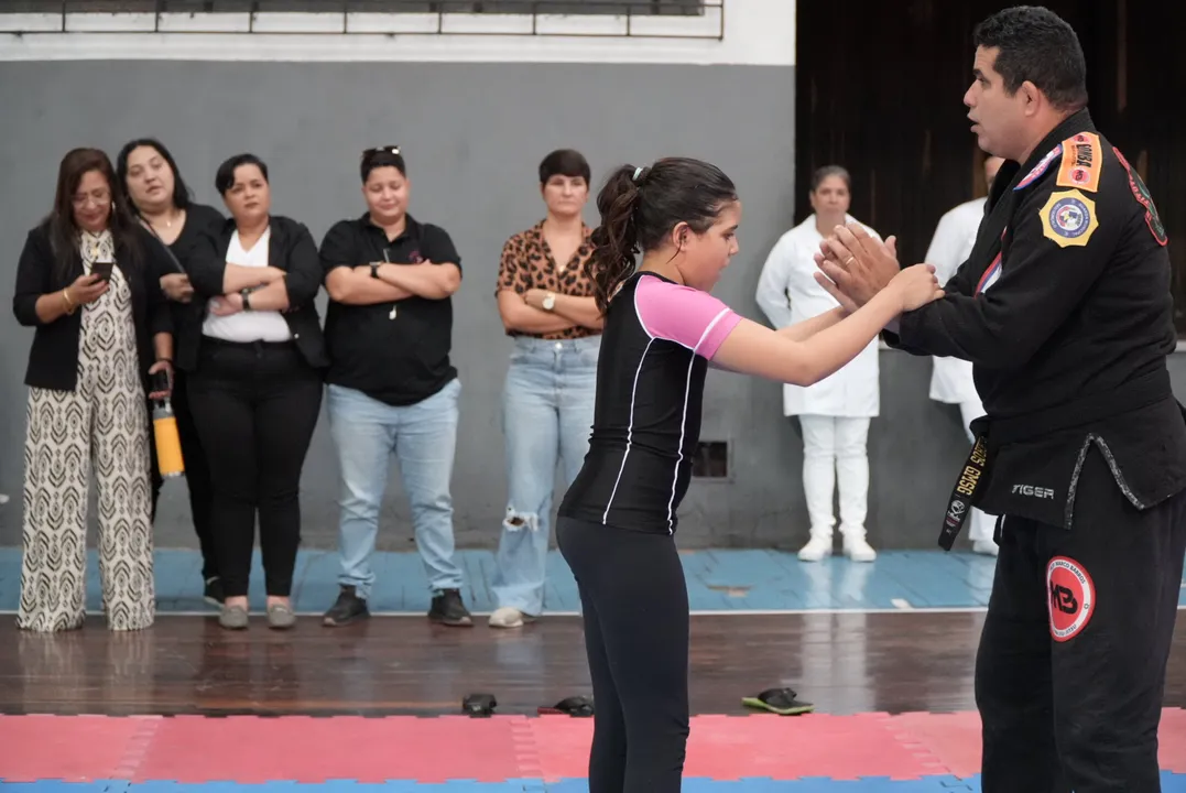 A aula para as motoristas de aplicativo foi guiada por Marco Barros, professor de jiu-jitsu no município