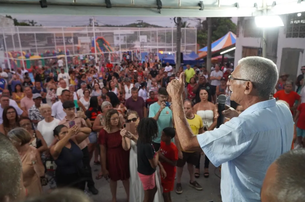 O prefeito Capitão Nelson esteve no local para entregar a praça para os moradores do bairro