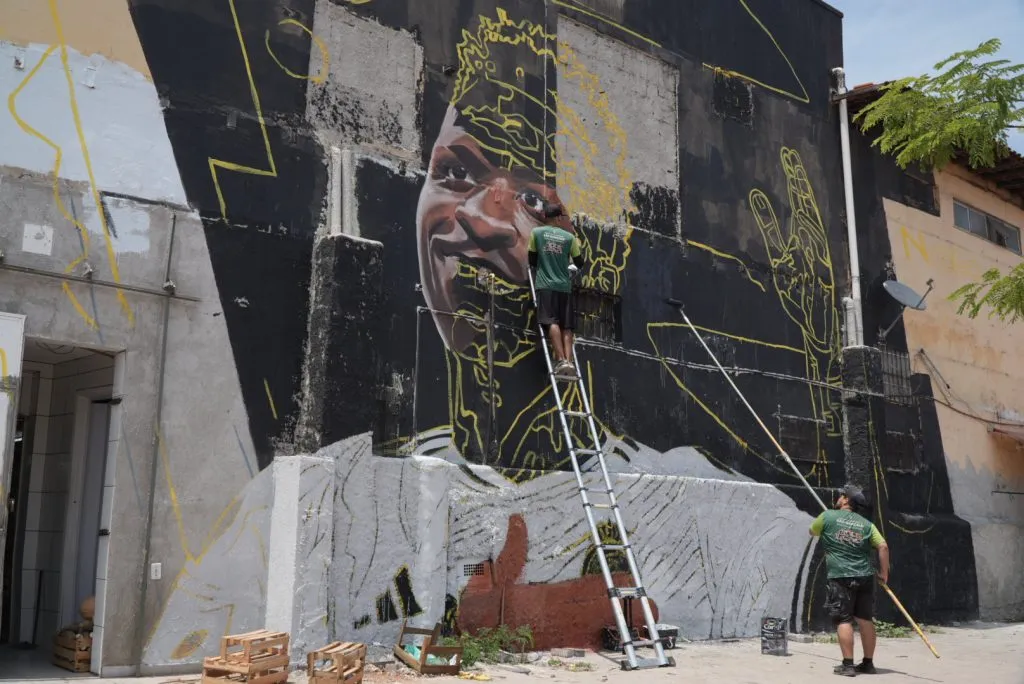 Mural traz quatro ilustrações representando momentos marcantes da carreira do atleta