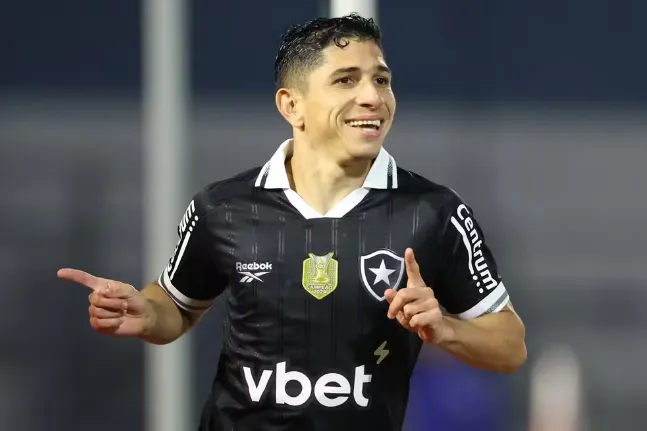 Savarino foi peça fundamental no Glorioso nas campanhas vitoriosas da Libertadores e Campeonato Brasileiro de 2024