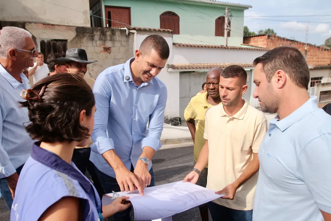 Douglas Ruas acompanhou a execução dos serviços de drenagem, pavimentação, concretagem de meio-fio e calçada, além de terraplanagem