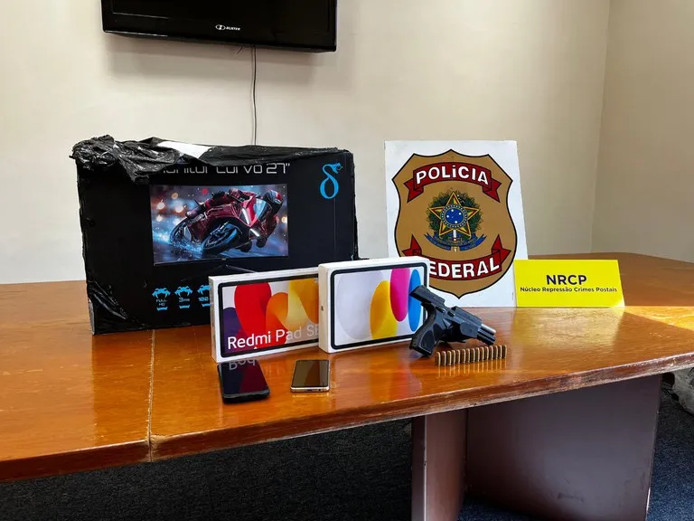 Objetos encontrados no carro do vigilante, segundo agentes da PF