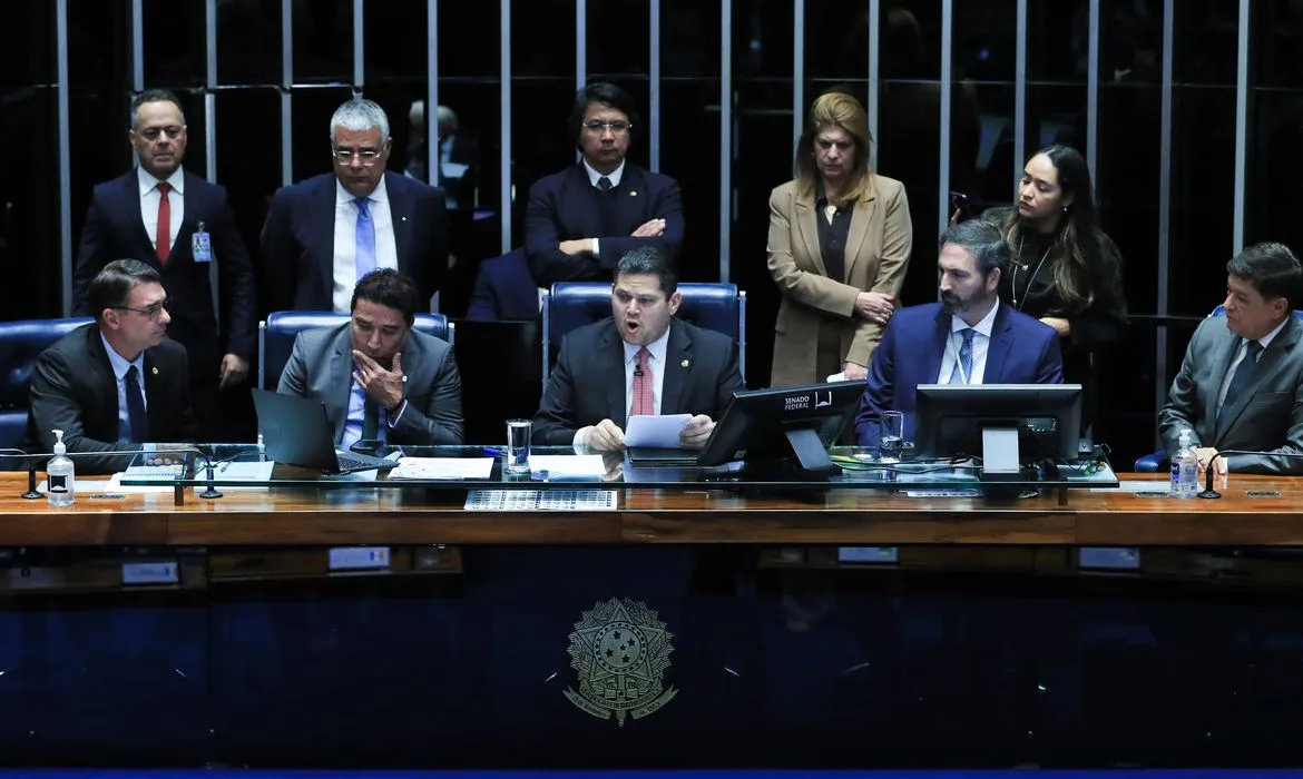 O projeto de lei complementar foi aprovado com 41 votos favoráveis contra 33 contrários