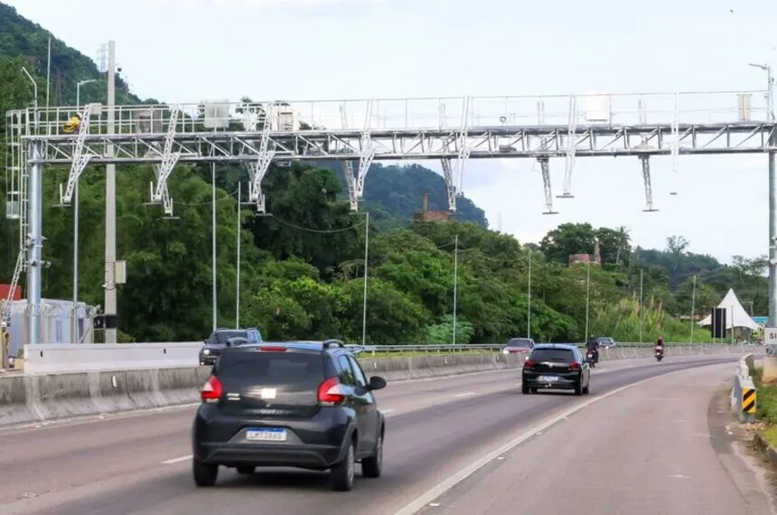 O sistema free flow é um método de cobrança de pedágio eletrônico que dispensa o motorista de parar o veículo para pagar