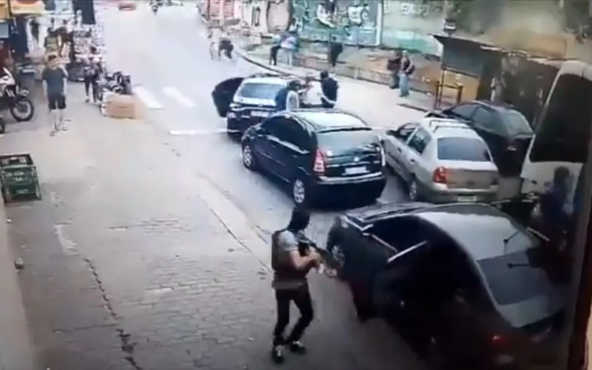 Câmeras de segurança registraram o momento em que um carro fecha o trânsito da rua