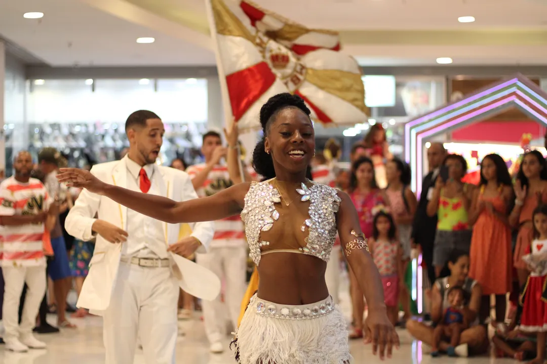 O Circuito de Carnaval contará com atrações itinerantes, contagiando os corredores do primeiro e segundo piso do shopping com muita energia carnavalesca