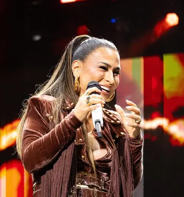 Simone Mendes ganha galinha viva de fã e decide adotá-la após show no São João de Campina Grande
