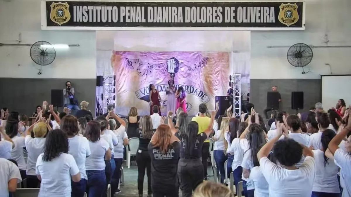 No palco estão as vencedoras Cassiane, Dessirée e Rayane