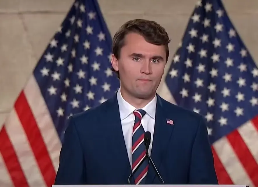 Influenciador Charlie Kirk foi baleado durante palestra em universidade