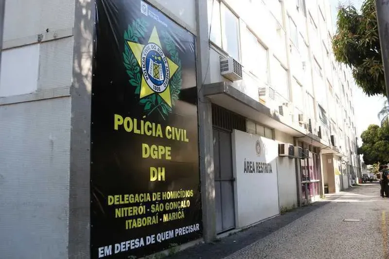 Homem estava preso na Delegacia de Homicídio de Niterói e São Gonçalo (DHNSG)