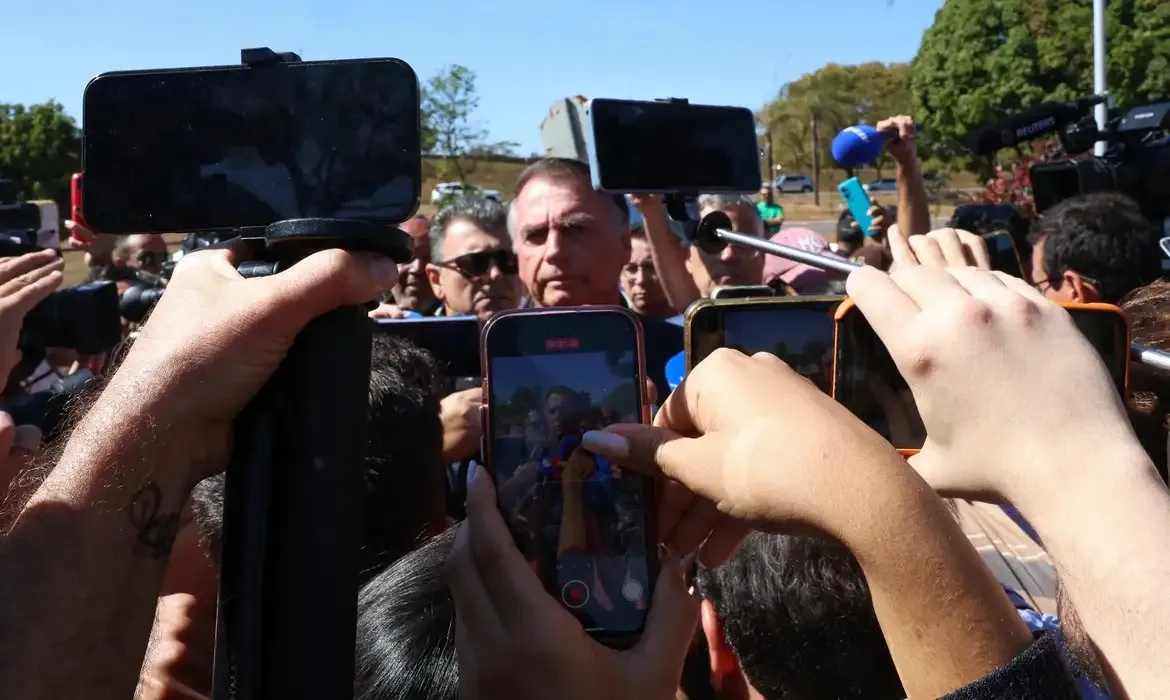 Bolsonaro desceu do carro para falar com jornalistas ao deixar o local