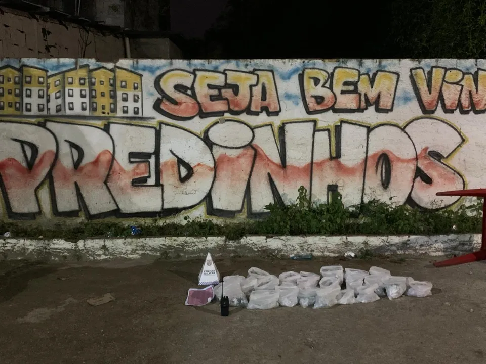 Policiais apreenderam grande quantidade de drogas que estava sendo vendida na região