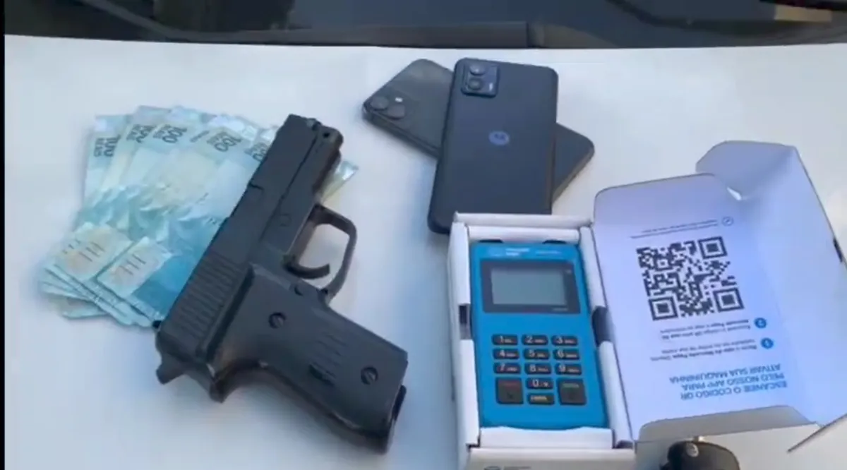 Simulacro, máquina de cartão e dinheiro em espécie foram apreendidos