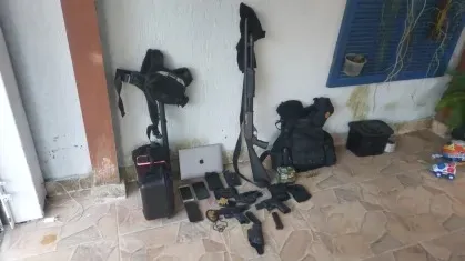 Na ação foram apreendidas armas, munições, drogas entre outros itens