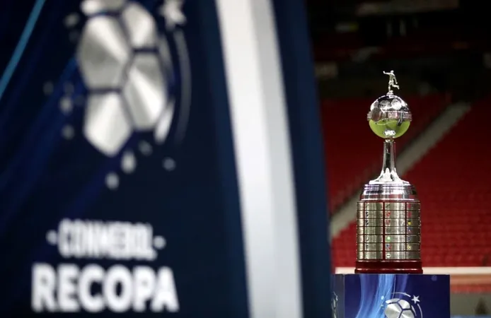 Taça da Libertadores foi aumentada para comportar mais placas de futuros vencedores