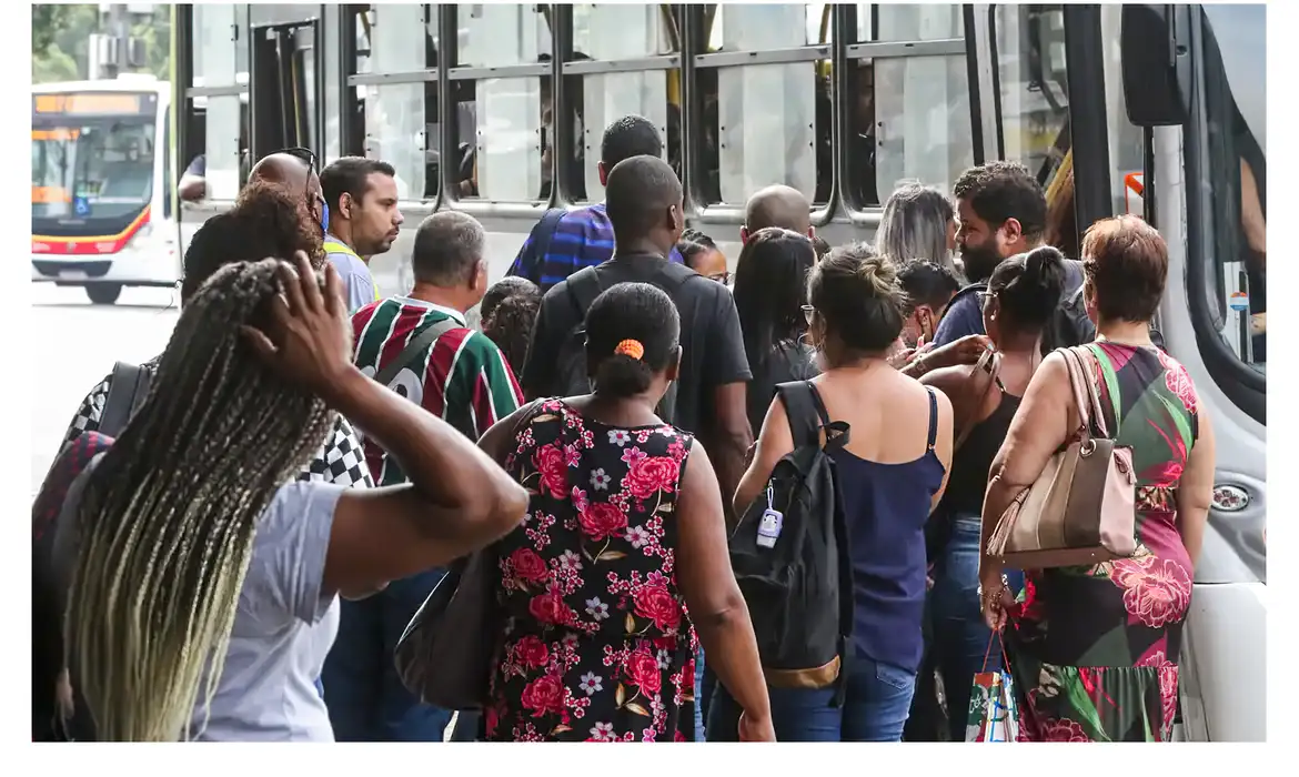 Taxa de desemprego feminino ficou em 7,7% no terceiro trimestre deste ano