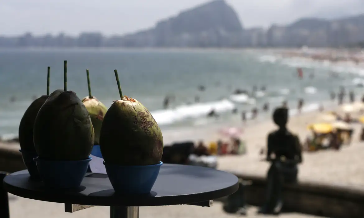 Prefeitura recomenda que a população aumente a ingestão de água ou sucos de frutas naturais