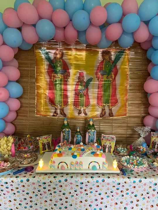 Enfeites coloridos e roupas infantis fazem parte dos elementos usados nas festas das crianças espirituais